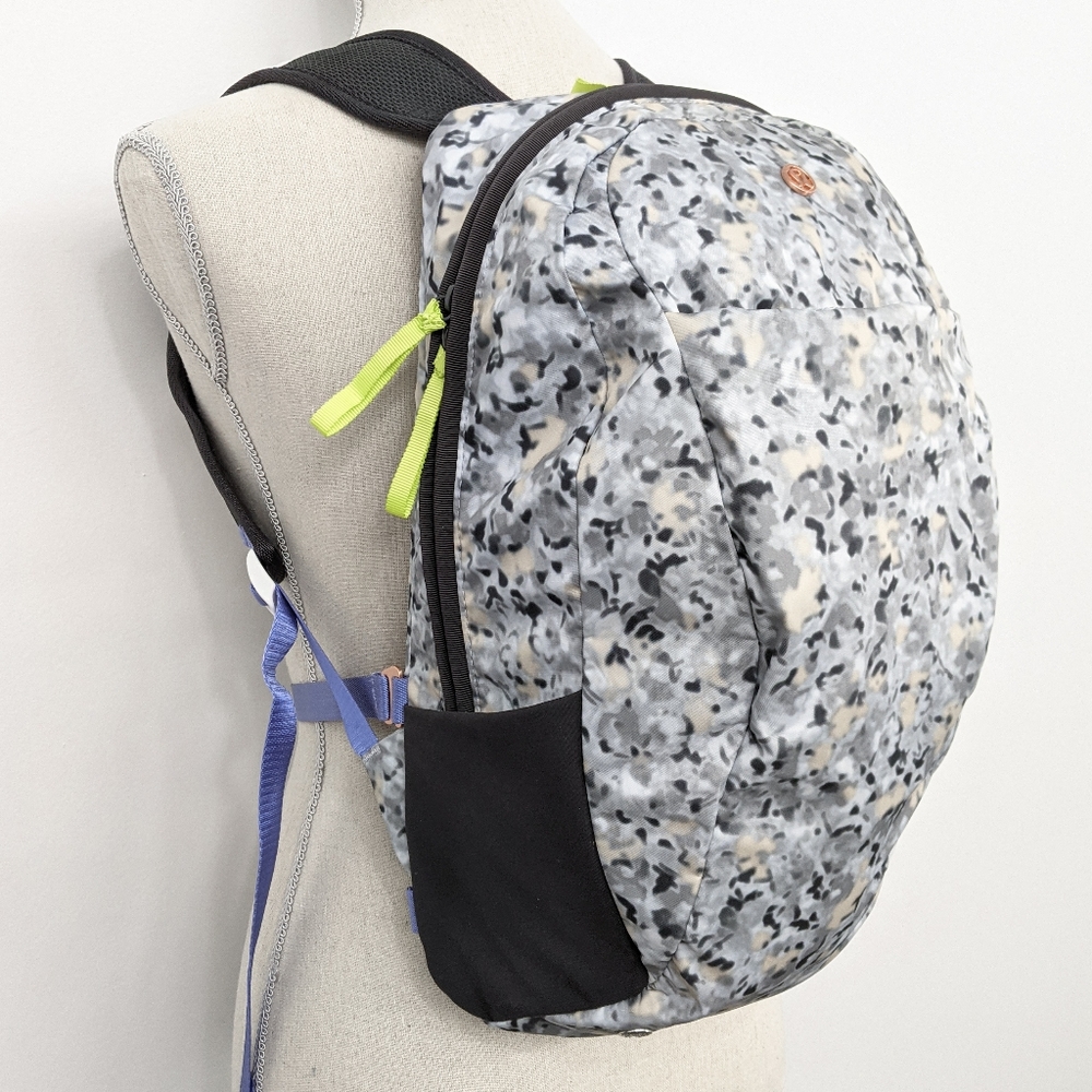 Rare Lululemon Run From Work Backpack Not So Petit Fleur Silver Spoon Camo - Picture 4 of 11